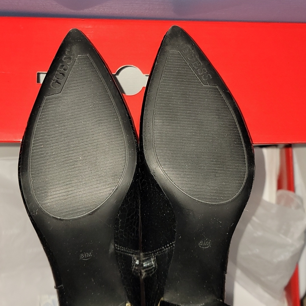 (W) Guess Black Chunky Heel - Picture 9 of 10